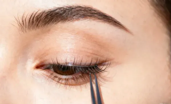 How to apply false lashes