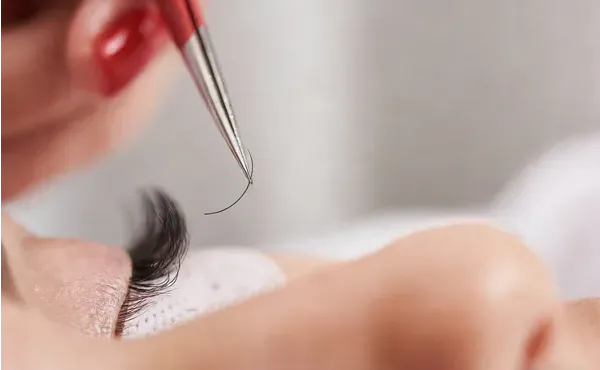 How eyelash extensions are applied