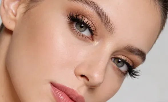 what lash shape makes eyes look bigger